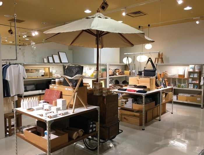 Museum Shop_会場内で購入可能な商品が並ぶ.jpg